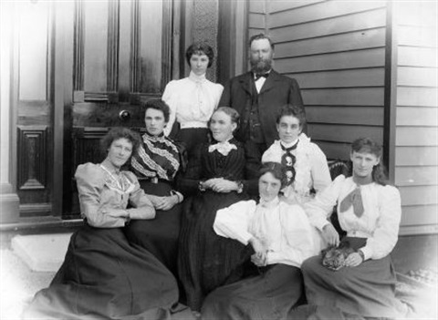 Allan Hedley and family, Collection of Waitaki District Archive 9290